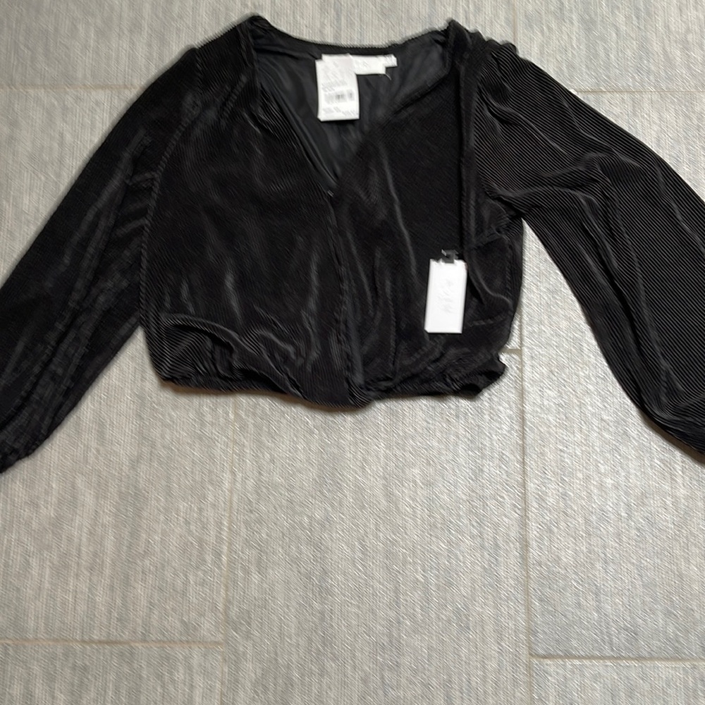 New w tags never worn XS ribbed and elastic on bottom of puff sleeve/bottom
